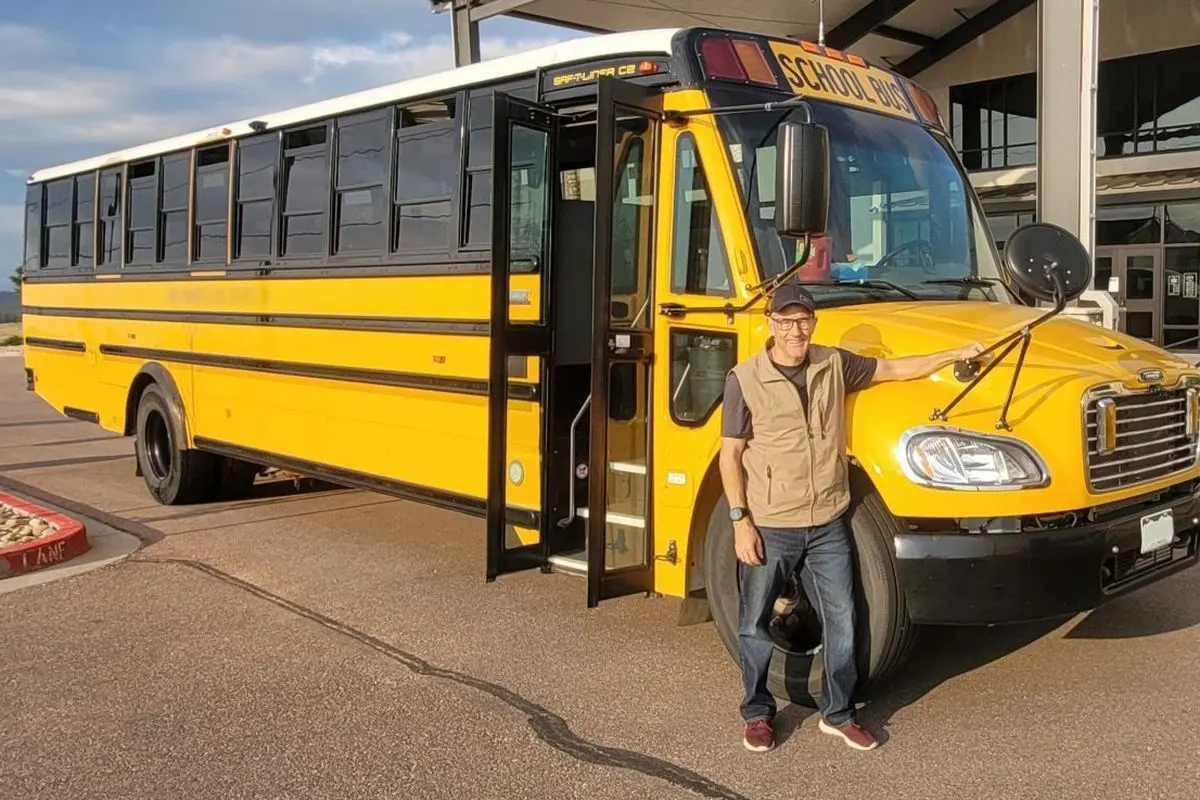 Mantan Insinyur Adobe Beralih Profesi Menjadi Sopir Bus Sekolah Mantan Insinyur Adobe Beralih Profesi Menjadi Sopir Bus Sekolah